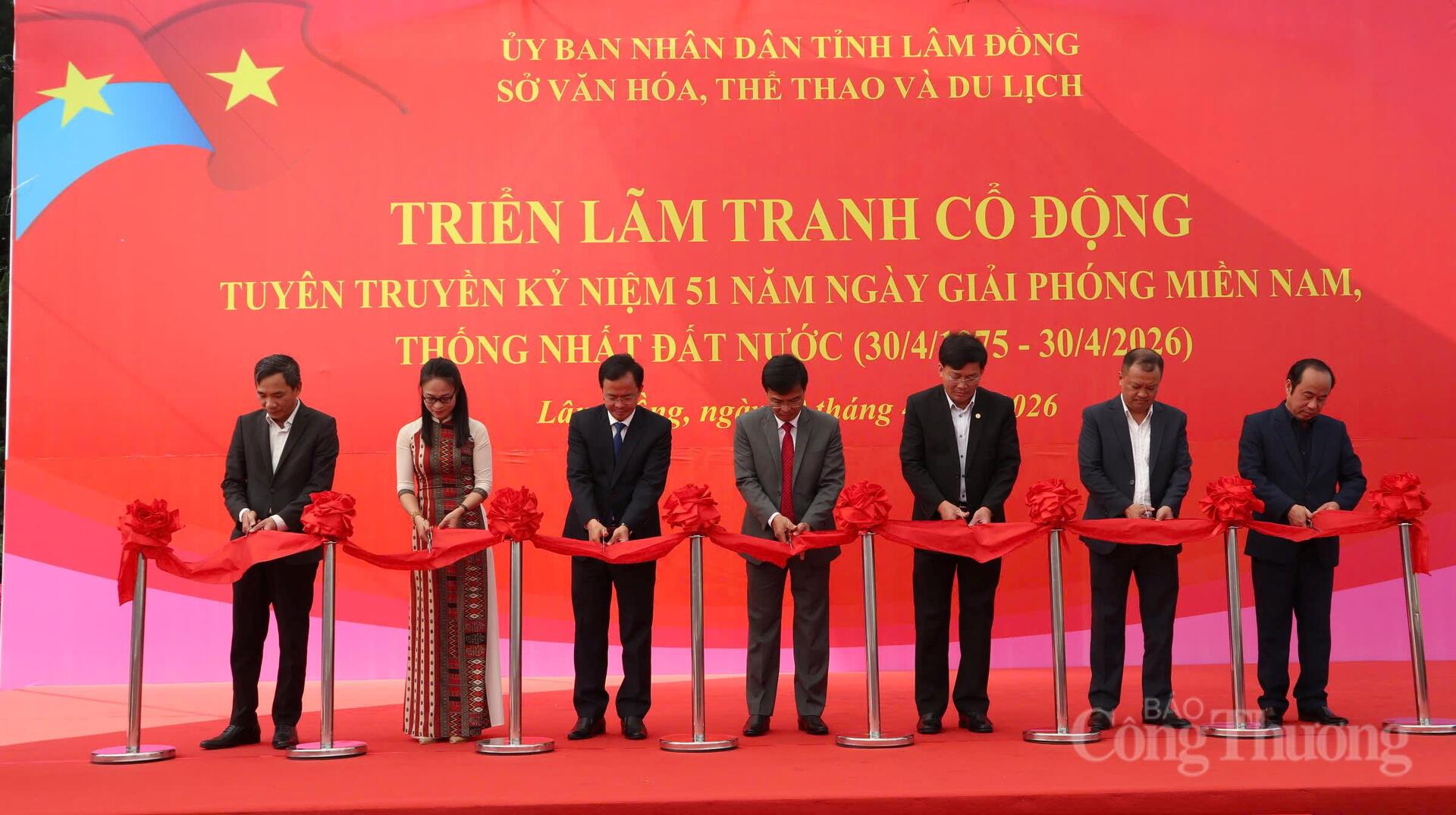 Các đại biểu thực hiện nghi thức cắt băng khánh thành. Ảnh: Lê Sơn