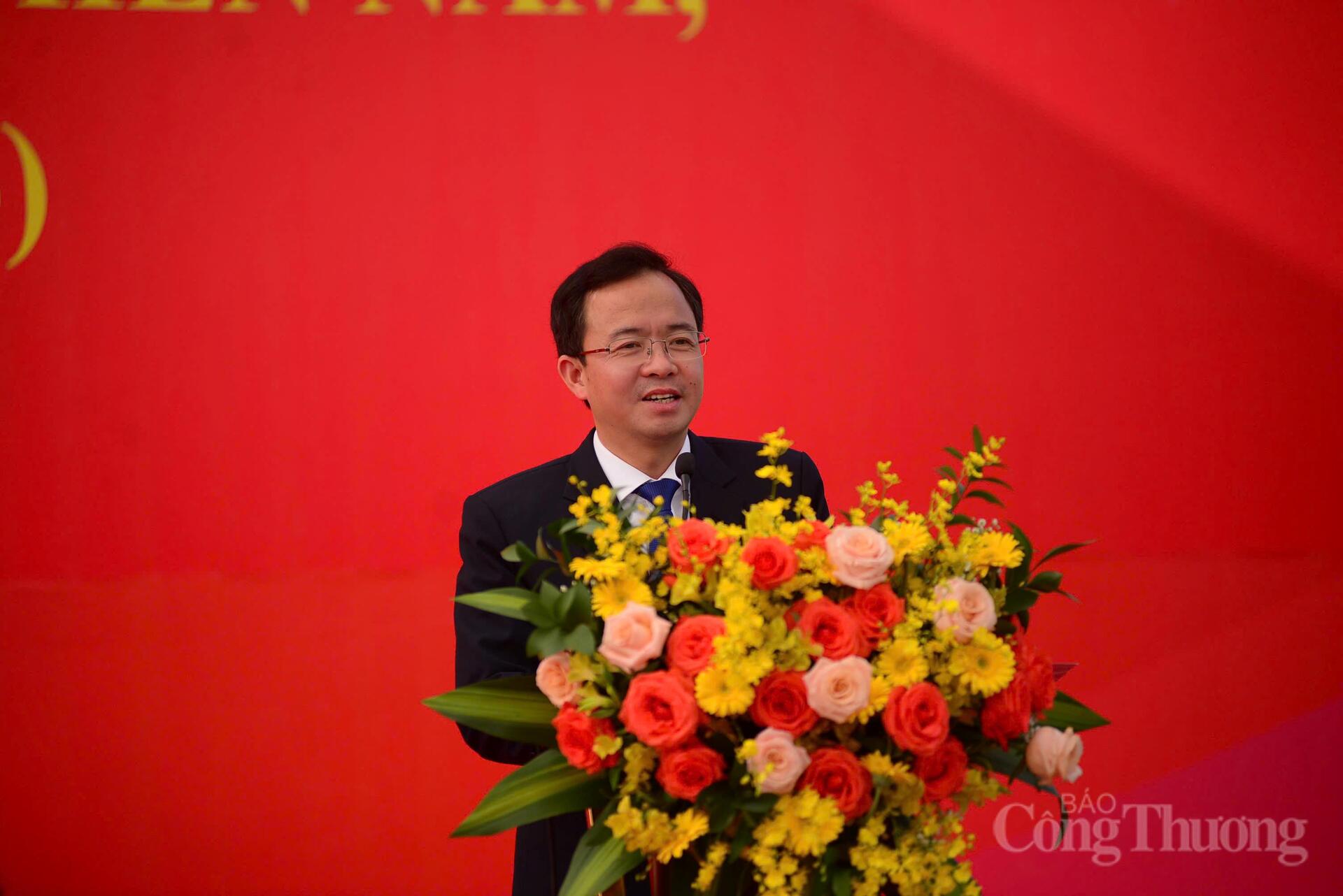 Ông Nguyễn Văn Lộc, Giám đốc Sở Văn hóa, Thể thao và OKLVIE sản phẩm thuộc hệ thống OKVIP là trang web tổ chức phát sóng bóng đá trực tiếp, live casino , nỗ hũ, bắn cá tỉnh Lâm Đồng phát biểu tại lễ khai mạc. Ảnh: Lê Sơn
