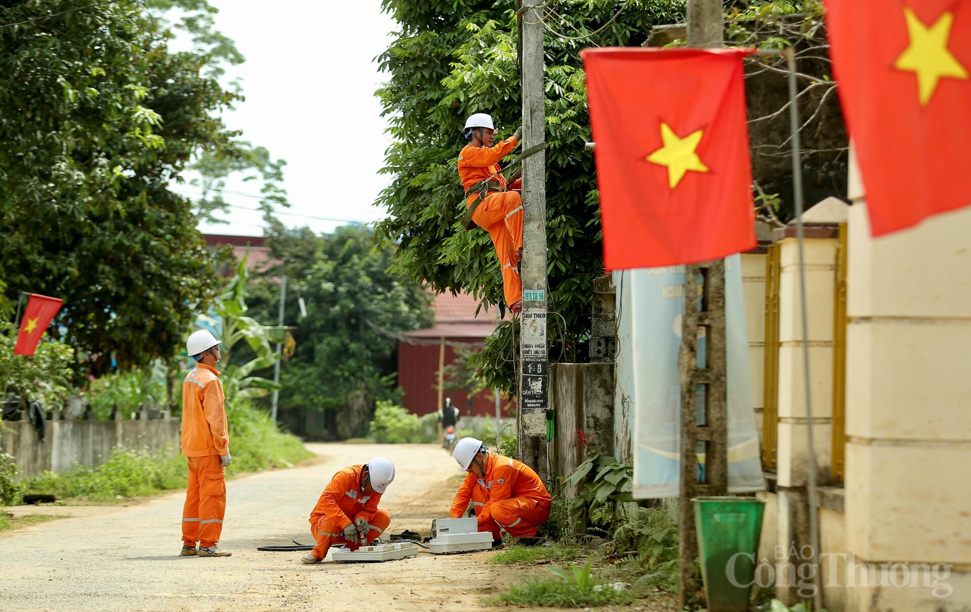 Thanh Hoá: Công nhân đổ mồ hôi giữa cái nắng gay gắt để giữ thông dòng điện  - 1