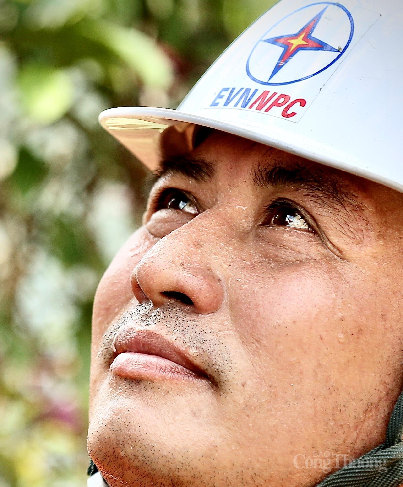 Thanh Hoá: Công nhân đổ mồ hôi giữa cái nắng gay gắt để giữ thông dòng điện  - 5