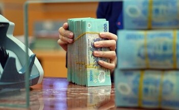 Lãi suất ngân hàng tăng mạnh hấp dẫn người giữ vàng chuyển dịch đầu tư