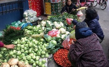 Thị trường hàng hóa mùng 5 Tết Quý Mão: Chợ dân sinh sôi động, tăng kiểm soát thị trường xăng dầu