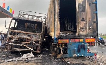 Quảng Nam: Ô tô tải và xe container đậu trước cây xăng bốc cháy dữ dội