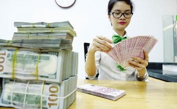 Tỷ giá nóng trở lại, lãi suất có bị cản đường hạ nhiệt?