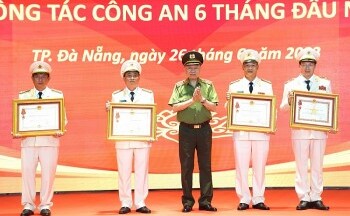 Thiếu tướng Vũ Hồng Văn và 3 lãnh đạo công an được trao tặng huân chương
