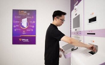 Những cú “chạm” xóa tan sự chờ đợi ở LiveBank 24/7