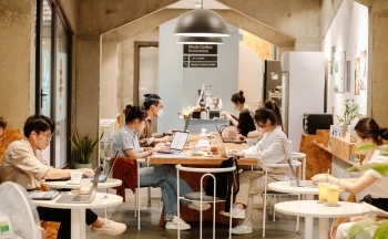Kinh tế khó khăn, người Việt vẫn chăm đi uống cà phê, mạnh tay chi tiền ăn hàng