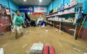 Quảng Nam: Mưa lớn khiến nhiều hàng quán ngập sâu, người dân lội nước đi khám bệnh