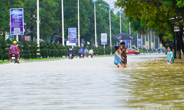 Mưa lớn khiến nhiều khu vực tại Nha Trang ngập sâu