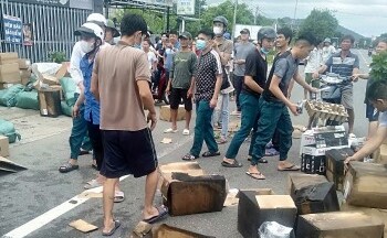 Khánh Hòa: Xe đầu kéo bốc cháy trên Quốc lộ 1