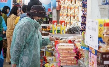 Tiểu thương Đà Nẵng bán hàng khuyến mại, kích cầu mua sắm