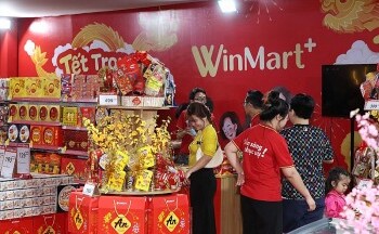 Du khách tham quan, trải nghiệm không gian Tết Việt và nhiều hoạt động hấp dẫn