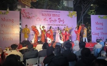 Hà Nội khai mạc chợ hoa Tết truyền thống tại quận Hoàn Kiếm