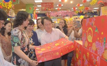 Thứ trưởng Phan Thị Thắng kiểm tra công tác chuẩn bị nguồn hàng Tết tại TP. Hồ Chí Minh