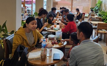 TP. Hồ Chí Minh nắng nóng gần 37 độ C: Trung tâm thương mại, quán cà phê đông khách