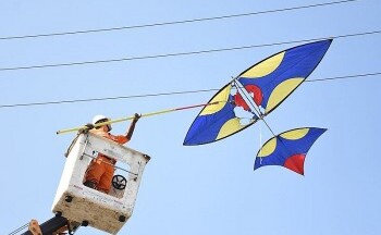 Nỗi lo an toàn lưới điện mùa nắng nóng 2024 do thả diều