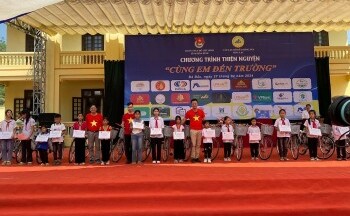 Hàng trăm chiếc xe đạp được trao cho học sinh nghèo vượt khó Đà Bắc, Hoà Bình