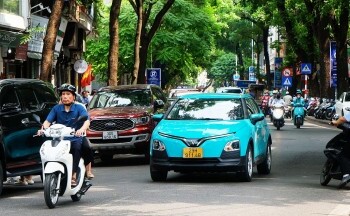''Sức nóng'' từ taxi điện và câu chuyện trạm sạc