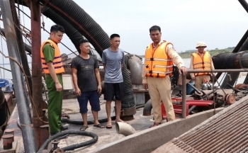 Hà Nội: Bắt giữ tàu khai thác cát không gắn biển kiểm soát trên sông Hồng