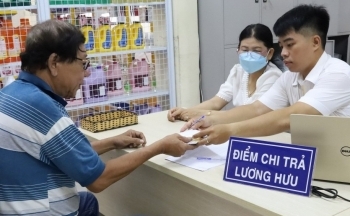Nhận lương hưu qua tài khoản cá nhân: Người cao tuổi khó tiếp cận