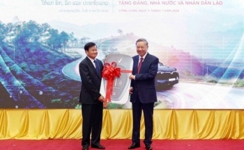Việt Nam tặng Lào 20 xe điện VinFast