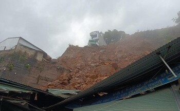 Hà Giang: Tiếp tục sạt lở đất, kho chứa vật liệu xây dựng bị đè bẹp