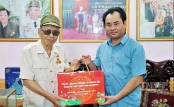 Thái Nguyên thăm, tặng quà gia đình chính sách nhân dịp 27/7