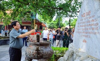 Thủ tướng tưởng niệm các Anh hùng liệt sĩ và tặng quà gia đình chính sách tại Thái Nguyên