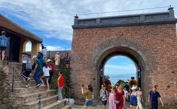 Hải Vân Quan nườm nượp' du khách trong ngày đầu mở cửa