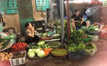 Mưa kéo dài, giá rau xanh tại chợ tăng mạnh