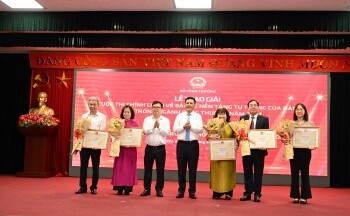 Chùm ảnh: Trao giải Cuộc thi Bảo vệ nền tảng tư tưởng của Đảng trong ngành Công Thương 2024