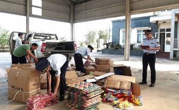 Thanh Hóa: Đột kích kho hàng, thu giữ nhiều đồ chơi bạo lực trẻ em
