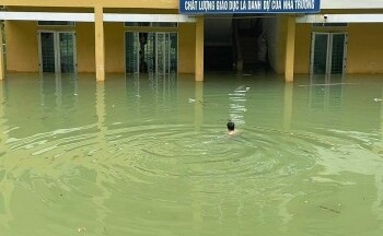 Cao Bằng: Xúc động hình ảnh thầy hiệu trưởng bơi giữa dòng nước lũ vào trường trước thềm năm học mới
