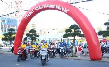 Bến Tre: ‘Đi từng ngõ, gõ từng nhà’ thúc đẩy chuyển đổi số trong nhân dân