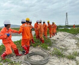 Điện lực 4 tỉnh tăng cường nhân lực giúp Quảng Ninh khắc phục sự cố lưới điện