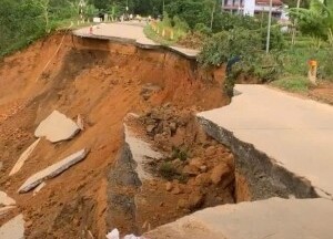 Phú Thọ: Đê sạt lở nghiêm trọng do nước lũ rút sâu