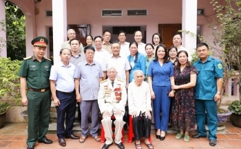 Chủ tịch Hà Nội Trần Sỹ Thanh thăm, tặng quà các cựu quân nhân, gia đình chính sách quận Long Biên