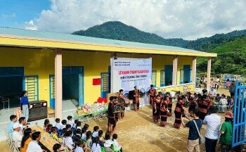 Chàng kỹ sư điện và hành trình 10 năm cõng gạch xây trường trên núi