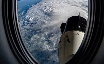 Siêu bão Milton ‘càn quét’ Florida: Nước lũ cuồn cuộn, máy biến áp nổ rực trời đêm