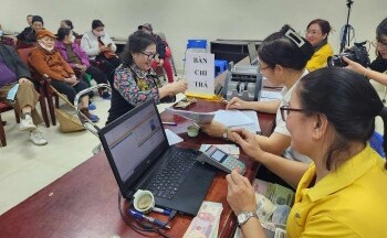 Người nhận lương hưu, trợ cấp qua tài khoản bị thu phí chuyển khoản