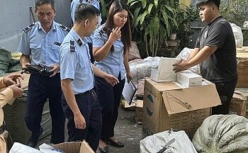 Bắc Giang: Phát hiện 3 xe tải chở gần 8.000 sản phẩm nhập lậu