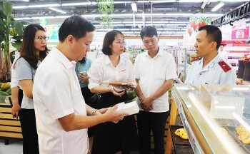 Hà Nội mạnh tay xử phạt hàng loạt cơ sở vi phạm lĩnh vực an toàn thực phẩm và y tế
