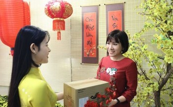 Bưu điện Việt Nam làm việc đến trưa 29 Tết để trả đơn người nhận