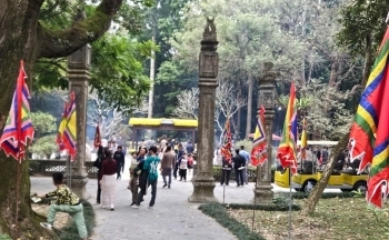Hàng nghìn du khách đến với Khu di tích Lam Kinh