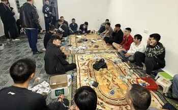 Thanh Hóa: Triệt xóa sới bạc xóc đĩa trong quán karaoke, bắt 28 đối tượng