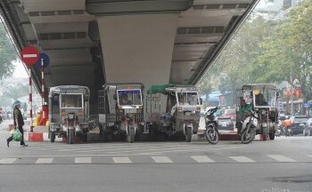 Xe ba bánh, xe tự chế 'vô tư' lấn chiếm đường phố