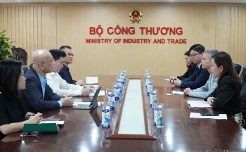 Thứ trưởng Nguyễn Sinh Nhật Tân tiếp và làm việc với Phó Chủ tịch điều hành toàn cầu của Tập đoàn A.P.Moller - Maersk