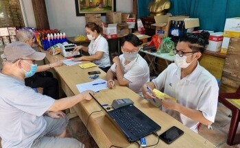 Hà Nội dồn lực dứt điểm việc chi trả lương hưu bằng tiền mặt