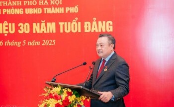 Chủ tịch Hà Nội Trần Sỹ Thanh nhận Huy hiệu 30 năm tuổi Đảng