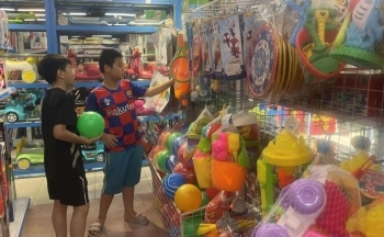 Thị trường đồ chơi 1/6: Tiểu thương tung khuyến mãi hút khách